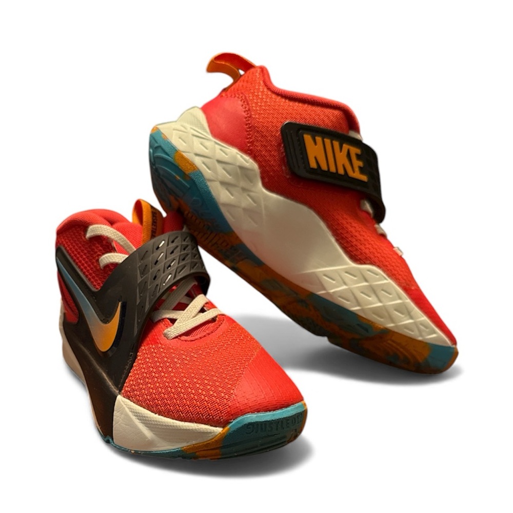 Nike Boys Hustle D12 Basketball shoe